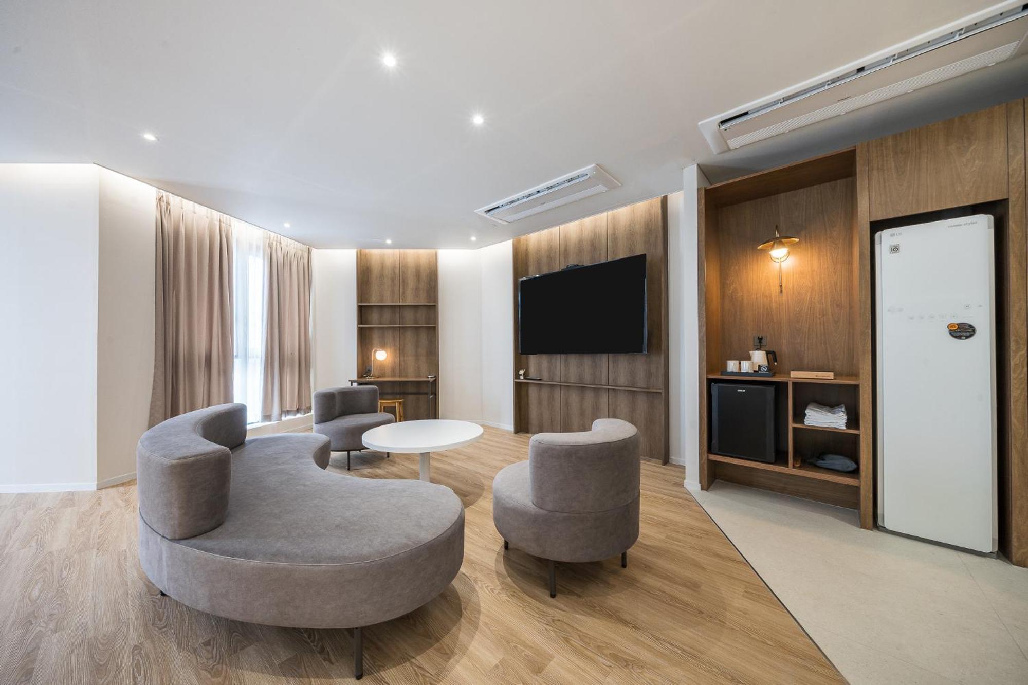 Brown Dot Hotel Changwon Buitenkant foto